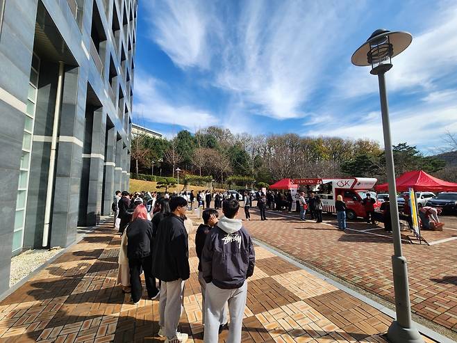 청년밥차를 기다리는 명지대 학생들. 최재호 기자 cjh1225@donga.com