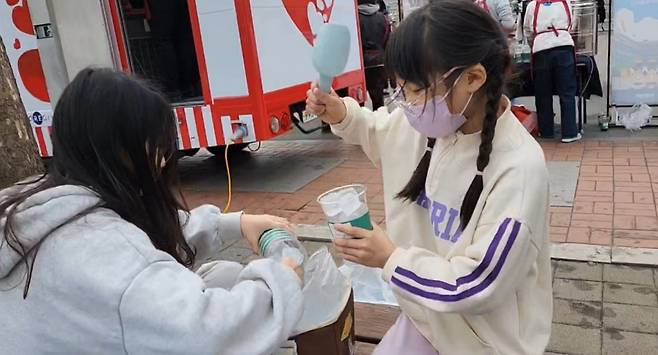 뒤에서 아버지 오지헌 간사의 청년밥차 배식을 돕는 둘째 오유엘 양과 셋째 오벧엘 양. 최재호 기자 cjh1225@donga.com