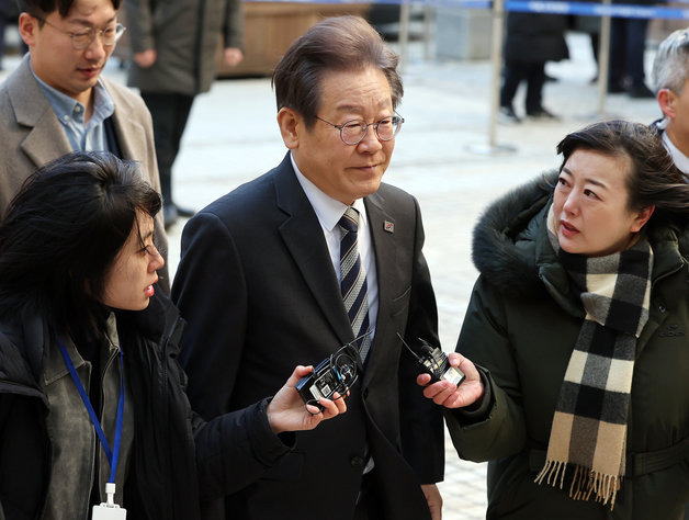 이재명 더불어민주당 대표가 24일 오전 서울 서초구 서울중앙지방법원에서 열리는 공직선거법 위반 관련 공판에 피고인 신분으로 출석하고 있다. 2023.11.24/뉴스1