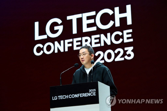 LG테크콘퍼런스에서 오프닝 스피치를 하고 있는 구광모 회장. LG 제공