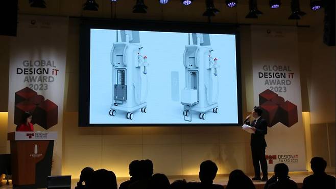 시노펙스 직원이 지난 23일 서울 종로구 페럼타워에서 열린 '글로벌 디자인 잇 어워드' 시상식에서 대상을 받은 이동형인공신장기 제품에 대해 설명하고 있다. 시노펙스 제공.