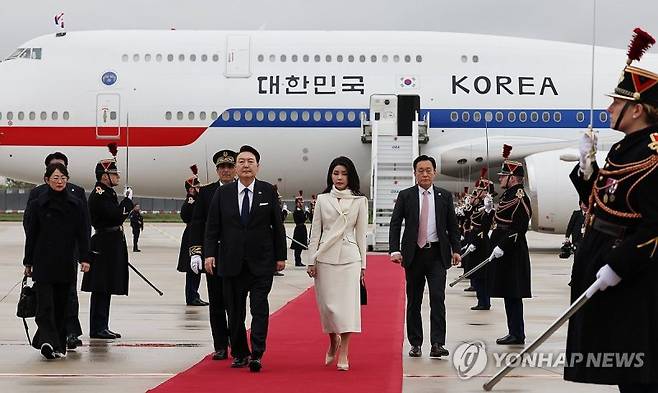 윤석열 대통령 부부, 프랑스 파리 도착 (파리=연합뉴스) 임헌정 기자 = 영국 국빈방문을 마치고 프랑스에서 2030 부산세계박람회 유치 활동을 이어가는 윤석열 대통령과 부인 김건희 여사가 23일(현지시간) 파리 오를리 국제공항에 도착, 전용기인 공군 1호기에서 내린 뒤 이동하고 있다. 2023.11.24 kane@yna.co.kr (끝)