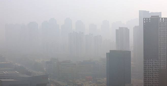 서울과 인천 등 수도권 중부지방에 미세먼지와 초미세먼지 수치가 ‘나쁨~매우나쁨’ 수준을 보인 지난 23일 인천 연수구 송도국제도시 일대가 안개와 미세먼지로 뿌옇다. (ⓒ뉴스1, 무단 전재-재배포 금지)