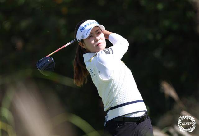 박민지가 10월 5일 경기 여주 블루헤런 골프클럽에서 열린 하이트진로 챔피언십 1라운드 3번 홀에서 티샷하고 있다. KLPGA 제공