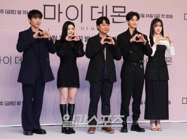 배우 이상이, 김유정, 김장한 감독, 송강, 조혜주가 24일 오후 서울 양천구 목동 SBS에서 열린 SBS 새 금토드라마 '마이 데몬' 제작발표회에서 포즈를 취하고 있다. '마이 데몬'은 ‘악마 같은’ 재벌 상속녀 도도희와 한순간 능력을 잃어버린 ‘악마’ 구원이 계약 결혼을 하며 벌어지는 판타지 로맨틱 코미디로 오늘 밤 10시 첫 방송. 서병수 기자 qudtn@edaily.co.kr /2023.11.24/