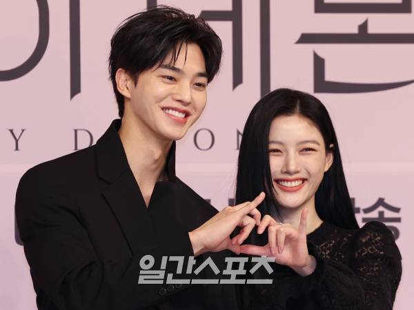 배우 송강, 김유정이 24일 오후 서울 양천구 목동 SBS에서 열린 SBS 새 금토드라마 '마이 데몬' 제작발표회에서 포즈를 취하고 있다. '마이 데몬'은 ‘악마 같은’ 재벌 상속녀 도도희와 한순간 능력을 잃어버린 ‘악마’ 구원이 계약 결혼을 하며 벌어지는 판타지 로맨틱 코미디로 오늘 밤 10시 첫 방송. 서병수 기자 qudtn@edaily.co.kr /2023.11.24/