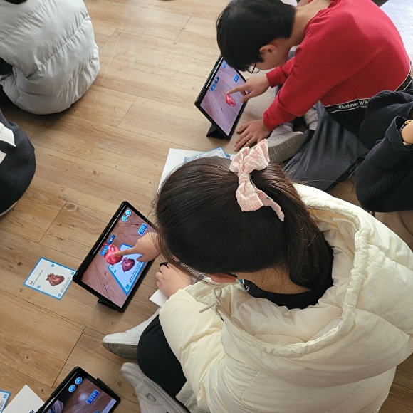 디지털 융합 건강생활실천 체험형 교육 프로그램에 참여한 학생들  [사진=전북교육청]