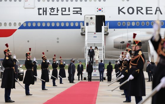 영국 국빈방문을 마치고 프랑스에서 2030 부산세계박람회 유치 활동을 이어가는 윤석열 대통령과 부인 김건희 여사가 23일(현지시간) 파리 오를리 국제공항에 도착, 전용기인 공군 1호기에서 내리고 있다. 연합뉴스,