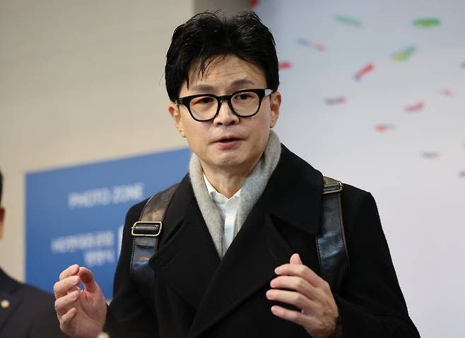 한동훈 법무부 장관이 24일 오전 울산시 동구 HD현대중공업을 방문해 취재진 질문에 답하고 있다. / 사진=연합뉴스