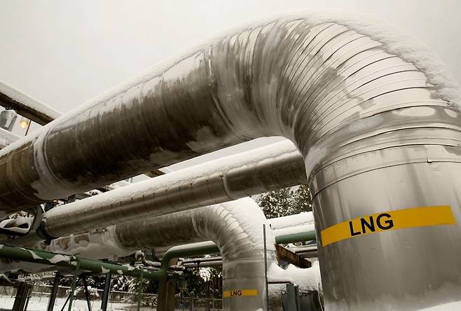 2014년 미국 메릴랜드주에 있는 액화천연가스(LNG) 터미널의 가스 이송 라인 위로 눈이 덮여있다. 로이터