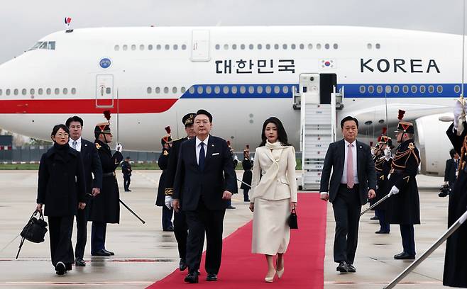 영국 국빈방문을 마치고 프랑스에서 2030 부산세계박람회 유치 활동을 이어가는 윤석열 대통령과 부인 김건희 여사가 23일(현지시간) 파리 오를리 국제공항에 도착, 전용기인 공군 1호기에서 내린 뒤 이동하고 있다.  연합뉴스