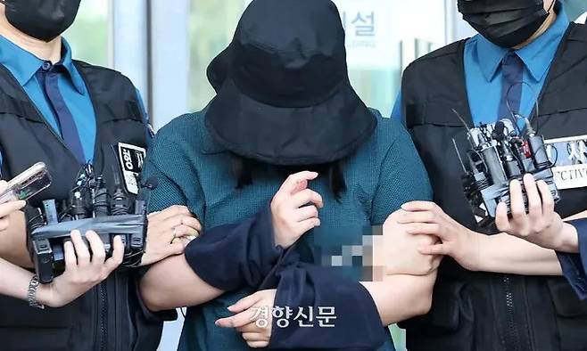 또래 여성을 살해하고 시신을 유기한 혐의를 받는 정유정씨(23)가 지난 6월 2일 오전 부산 동래경찰서에서 나와 검찰로 송치되고 있다. 연합뉴스