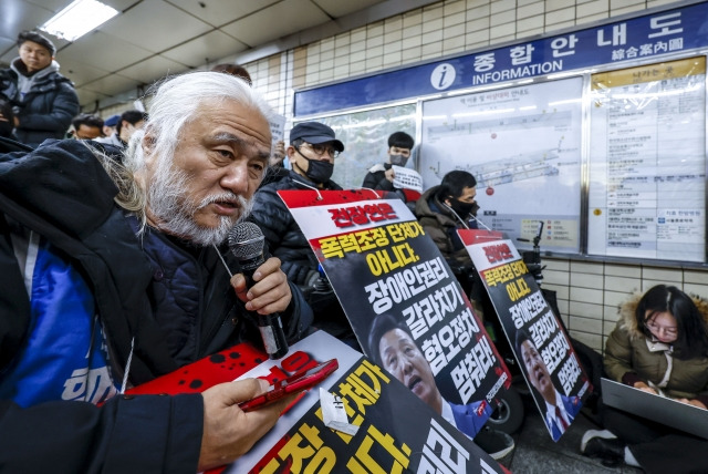 박경석 전국장애인차별철폐연대 상임공동대표가 24일 서울 종로구 혜화역에서 열린 서울교통공사 전장연 시민 불복종 지하철 행동 원천봉쇄에 대한 입장발표 기자회견에서 발언하고 있다. 뉴시스