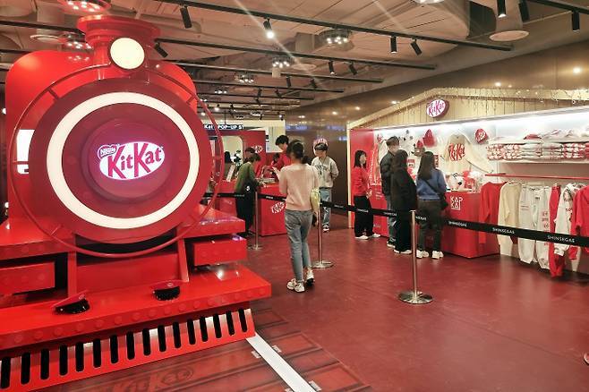 신세계 센텀시티 지하2층 하이퍼그라운드에 마련된 '킷캣(KitKat) 골드 트레인' 팝업스토어/사진=신세계