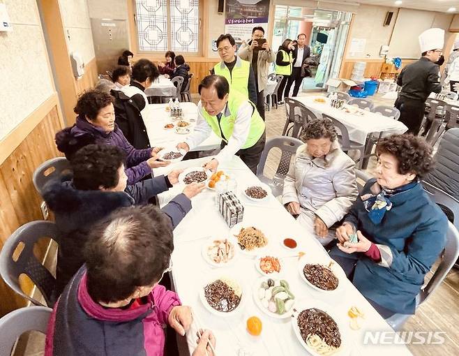 [여수=뉴시스]농협전남본부(본부장 박종탁)와 여천농협(조합장 박상근)은 24일 광주대학교(총장 김동진) 대학생들과 함께 여수시 율촌면의 봉전권역 농촌마을을 찾아 ‘찾아가는 농촌복지센터’를 운영했다고 밝혔다