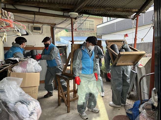 24일 여수산단내 삼남석유화학 한사랑 봉사단이 여수시 고지대에 연탄을 배달해주는 겨울나기 연탄나눔행사하고 있다. 삼남석유 제공 *재판매 및 DB 금지