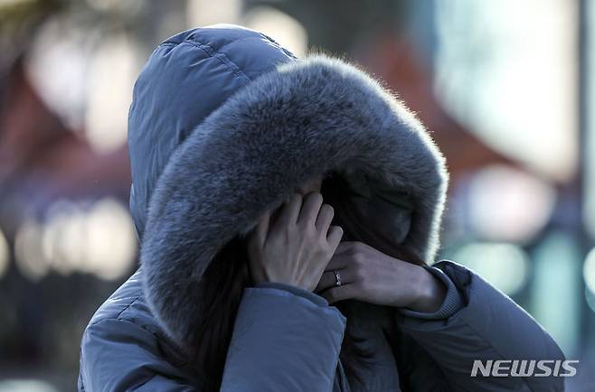 [서울=뉴시스] 정병혁 기자 = 서울과 수도권에 한파주의보가 내려진 24일 서울 종로구 광화문네거리에서 한 시민이 두꺼운 옷을 입고 이동하고 있다. 2023.11.24. jhope@newsis.com