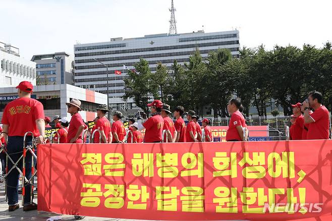 [서울=뉴시스] 권창회 기자 =  23일 오후 서울 용산구 전쟁기념관 앞에서 열린 고 채 상병 사건 진상규명 촉구 해병대 예비역 연대 1차 집회에서 참석자들이 손 피켓을 들고 있다. 2023.09.23. kch0523@newsis.com