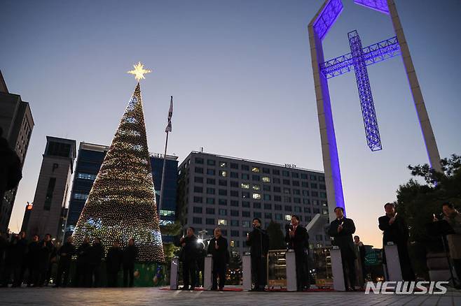 [서울=뉴시스] 권창회 기자 = 24일 오후 서울 영등포구  여의도 순복음교회에서 열린 2023 성탄트리 점등식에서 점등식이 진행되고 있다. 2023.11.24. kch0523@newsis.com