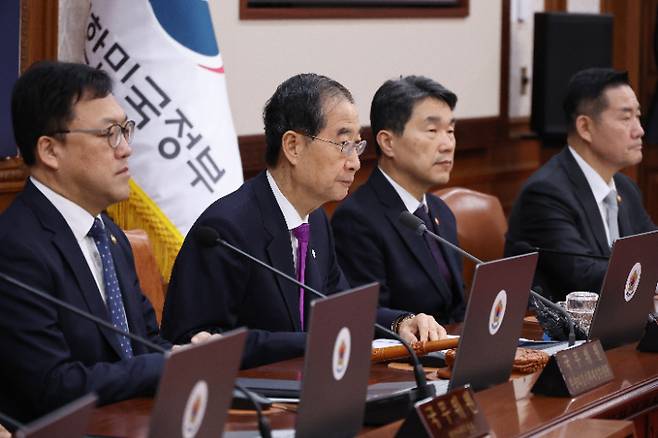 북한조선중앙통신이 북한이 군사정찰위성 '만리경-1호' 발사에 성공했다고 보도한 지난 22일 한덕수 국무총리가 서울 종로구 정부서울청사에서 열린 임시국무회의를 주재하는 모습. 연합뉴스