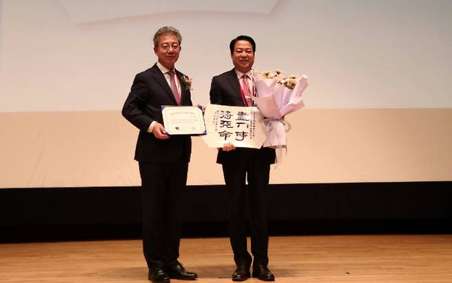 여수광양항만공사 박성현 사장은 24일 여수세계박람회장에서 진행된 한국품질경영학회 주관 2023년도 품질상 시상식에서 공기업 부문 글로벌품질경영인대상을 수상했다. YGPA 제공