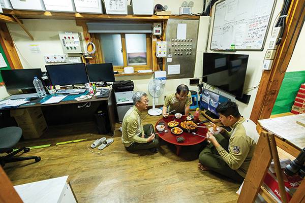 근무자들의 식사 시간. 제육볶음 메인 메뉴에 반찬은 3가지 정도다. 김명수 주임이 주로 요리한다.