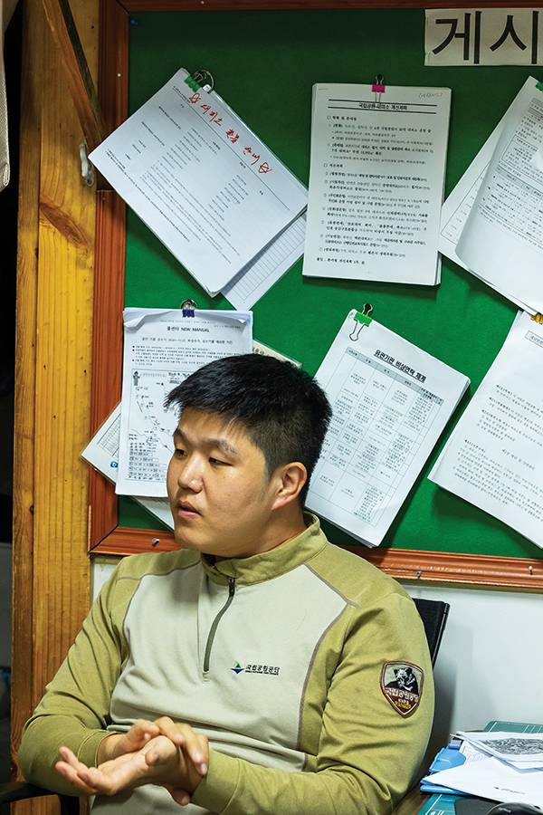 김명수 주임. 대피소 근무 1년 반 정도 됐다. 대피소에서 근무하면서 몸무게 30kg을 줄였다.