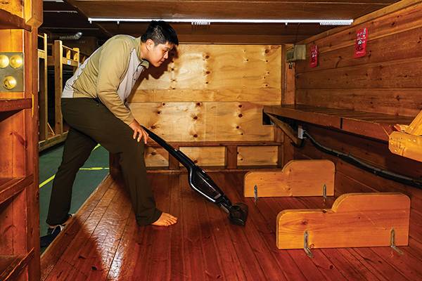 등산객들이 떠난 침상을 청소하고 있는 김명수 주임.