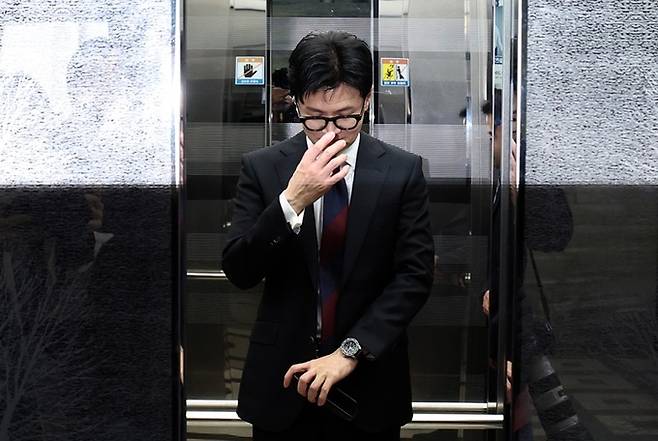 한동훈 법무부 장관이 지난 22일 오후 서울 여의도 국회에서 엘리베이터에 탑승하고 있다. 뉴시스
