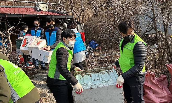 대구도시개발공사와 한국부동산원 직원들이 군위군에 있는 한 국가유공자 노후주택을 찾아 봉사활동을 펼치고 있다. 대구도시개발공사 제공