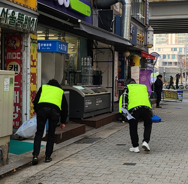 서울 도봉구 ‘창동 클리너스’ 활동가들이 바닥에 떨어진 담배꽁초 등 쓰레기를 청소하고 있다. 사진=도봉구청