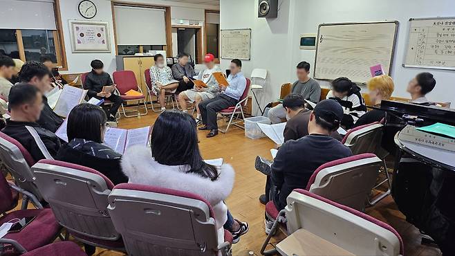 약물중독에서 회복 중인 경기도다르크 입소자들이 자조모임(NA)에 참여하고 있다. ⓒ경기도다르크 제공