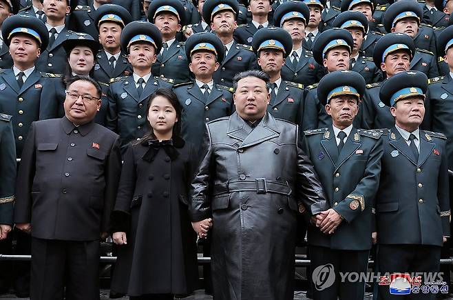 김정은, 딸 주애와 '정찰위성 발사 성공 공헌' 과학자들과 기념촬영 (평양 조선중앙통신=연합뉴스)  북한 김정은 국무위원장이 지난 23일 정찰위성발사성공에 공헌 한 국가항공우주기술총국의 과학자, 기술자들과 기념사진을 찍었다고 조선중앙통신이 24일 보도했다. 2023.11.24 
    [국내에서만 사용가능. 재배포 금지. For Use Only in the Republic of Korea. No Redistribution] nkphoto@yna.co.kr