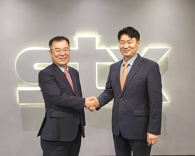 STX-아이비티 파트너십 박상준 STX 대표이사(오른쪽)와 남상규 아이비티 대표이사가 지난 23일 서울 STX 사옥에서 전략적 파트너십 구축을 위한 협정 체결 뒤 기념사진을 촬영하고 있다. [STX 제공. 재판매 및 DB 금지]