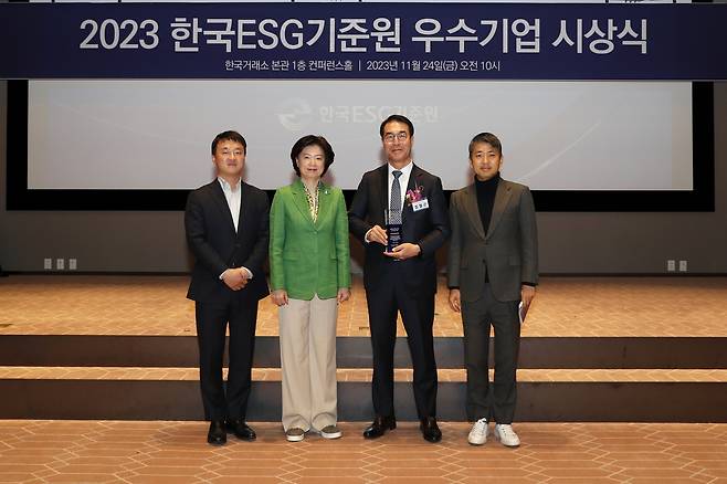 왼쪽 2번째부터 한국ESG기준원 심인숙 원장, HD현대건설기계 최철곤 사장 [HD현대걸설기계 제공. 재판매 및 DB 금지]