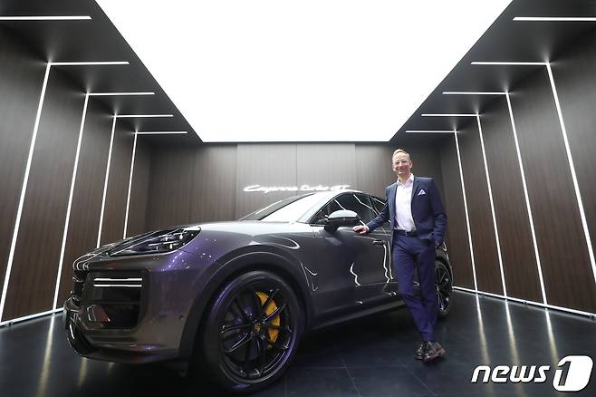 홀가 게어만 포르쉐코리아 대표가 17일 서울 강남구 레스파스 에트나에서 신형 카이엔 터보 GT 모델을 선보이고 있다. 2023.8.17/뉴스1 ⓒ News1 김민지 기자