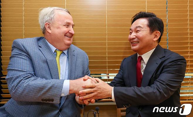 국민의힘 인요한 혁신위원장과 원희룡 국토교통부장관(오른쪽)이 25일 서울 영등포구 한 식당에서 만나 인사를 나누고 있다. (공동취재) 2023.11.25/뉴스1 ⓒ News1 김진환 기자