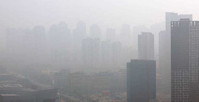 서울과 인천 등 수도권 중부지방에 미세먼지와 초미세먼지 수치가 '나쁨~매우나쁨' 수준을 보인 지난 23일 인천 연수구 송도국제도시 일대가 안개와 미세먼지로 뿌옇다./뉴스1