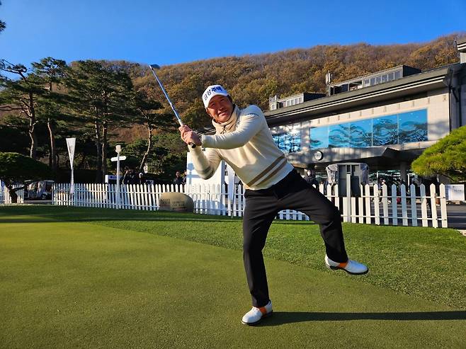 28일부터 미 PGA 챔피언스 투어 퀄리파잉 스쿨에 도전하는 최호성이 특유의 낚시꾼 스윙 시범을 보이고 있다. /민학수 기자