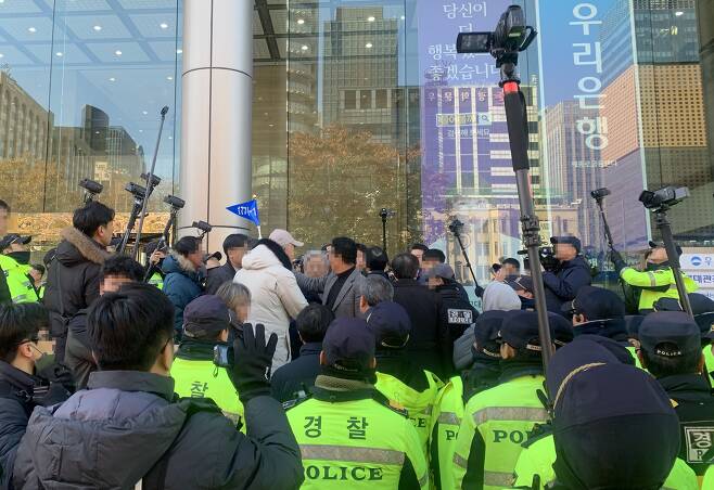 2023년 11월 13일 오후 서울 광화문사거리 동화면세점 앞에서 경찰이 캠코더로 채증을 하고 있다. /조인원 기자