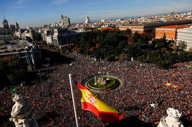 18일(현지 시각) 스페인 마드리드에서 사면법에 반대하는 집회가 열려 17만명이 모였다.  /로이터