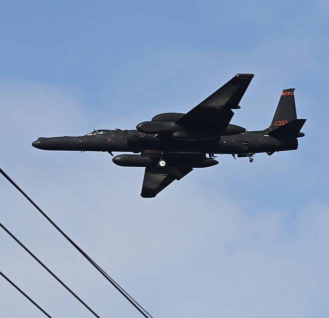 22일 경기도 평택시 주한미공군 오산기지에서 임무를 마친 고공정찰기 U-2S가 착륙하고 있다. 평택=뉴시스