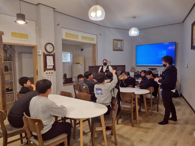 농촌 유학생들이 11월 초 센터를 방문한 원어민 교사들과 영어회화를 익히고 있다. 청량산풍경원 제공
