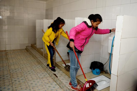 아이들이 중국 구식 화장실을 청소하는 모습. 사진 유니세프