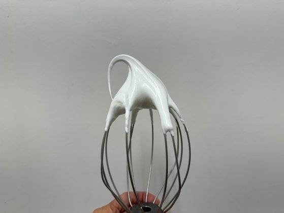 머랭은 휘퍼를 뒤집었을 때 뿔이 살아있을 정도로 단단하게 만들어야 한다. 사진 염혜민