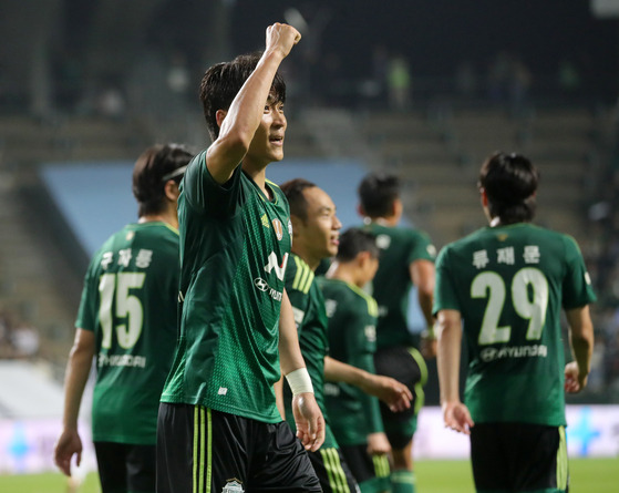 Jeonbuk Hyundai Motors defender Park Jin-seob celebrates scoring a goal during a K League match against Suwon FC at Jeonju World Cup Stadium in Jeonju, North Jeolla on May 21. [NEWS1]