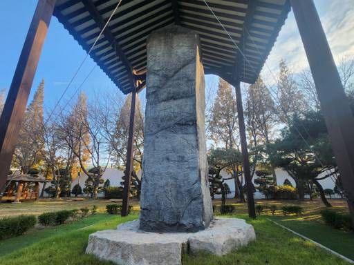 인천 미추홀구 학익동 송암미술관 야외전시장에 전시해 있는 광개토대왕릉비. 박귀빈기자