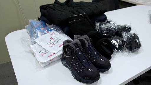 방한작업화, 귀마개 등 방한용품의 모습. 민경찬PD