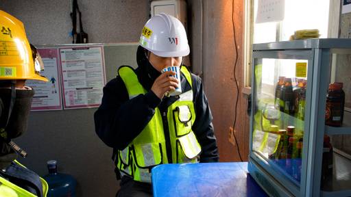 지난 20일 화성시 매송면에 위치한 어천역 인천발 KTX 직결사업 공사 현장에 마련된 근로자 휴게실에서 근로자들이 따뜻한 음료를 마시고 있다. 민경찬PD
