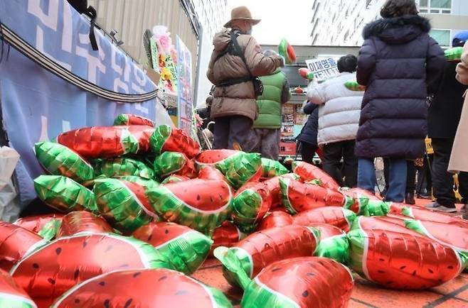 이재명 민주당 대표의 지지자들이 여의도 민주당 당사 앞에서 비명계 의원들을 규탄하는 집회를 열고 있다. [사진 출처=연합뉴스]